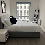 Stylish 1-Bedroom Apartment Sleeps 3 In Central Birmingham